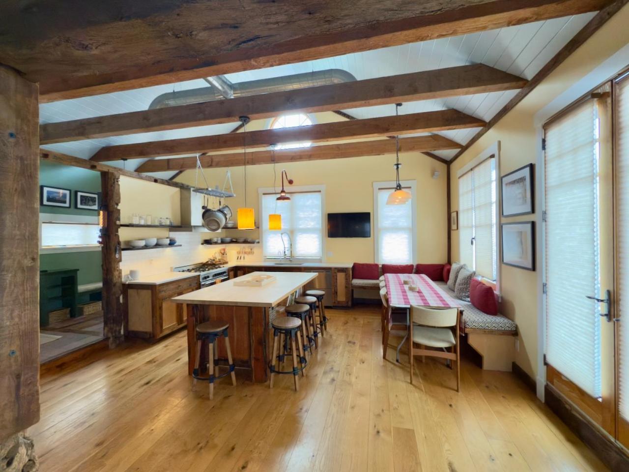 فندق Magical Post And Beam Loft Downtown Newport! المظهر الخارجي الصورة