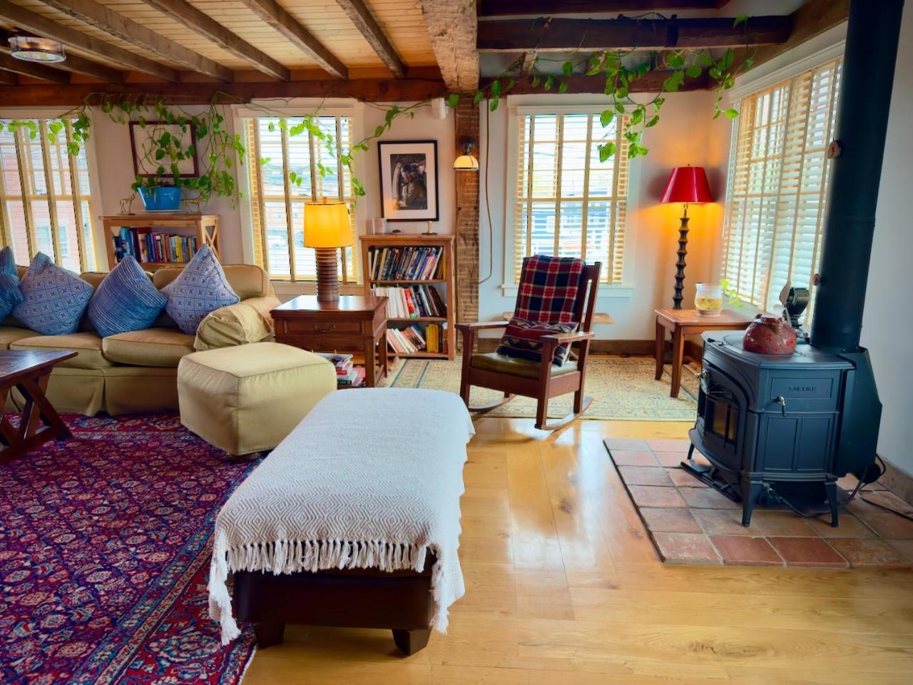 فندق Magical Post And Beam Loft Downtown Newport! المظهر الخارجي الصورة