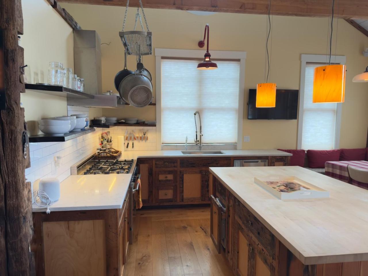 فندق Magical Post And Beam Loft Downtown Newport! المظهر الخارجي الصورة
