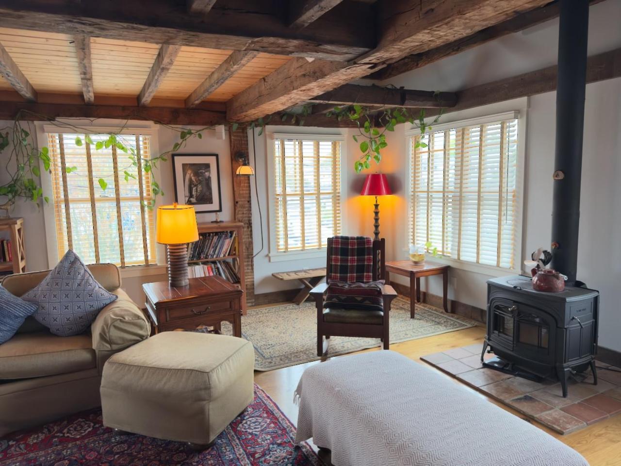 فندق Magical Post And Beam Loft Downtown Newport! المظهر الخارجي الصورة